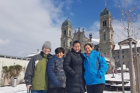 Abadia de Einsiedeln e queijo da montanha com guias turísticos. De Zurique
