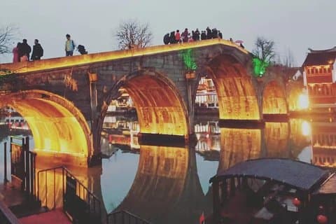 Visite privée: ancienne ville de Zhujiajiao, Xintiandi et tour de Shanghai avec coucher de soleil