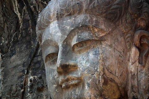 Excursão às Grutas de Longmen de 1 dia e ao templo de Shaolin saindo de Xian em um trem bala de ida e volta