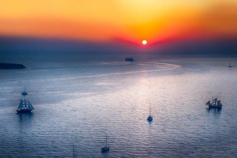 Catamarán privado hermoso día alrededor de Santorini a través de la playa roja