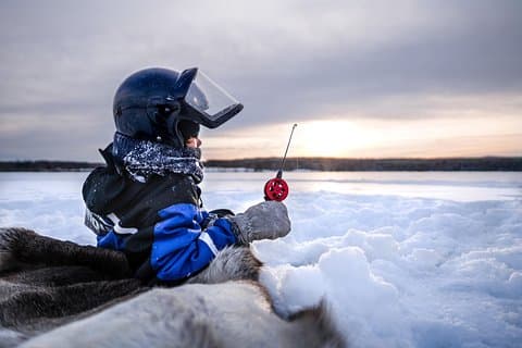 Snöskotersafari med isfiskeupplevelse