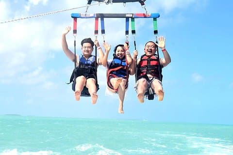 Parapendio sopra il porto storico di Key West