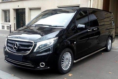 Abfahrt Private Transfers: Salzburg zum Flughafen Salzburg SZG im Luxus Van