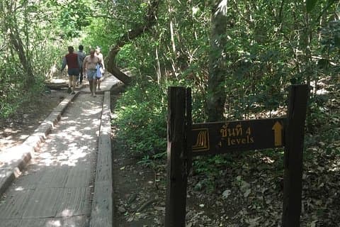 Excursion d'une journée à la cascade d'Erawan et au pont de la rivière Kwai au départ de Bangkok