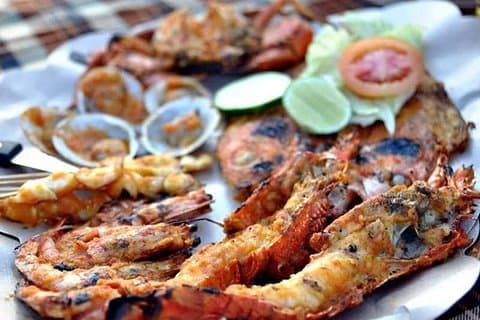 Meilleur dîner romantique de fruits de mer au coucher du soleil sur la plage de Jimbaran