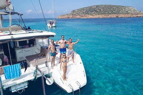 Découvrez Cala Bassa et Cala Comte à bord d'un catamaran