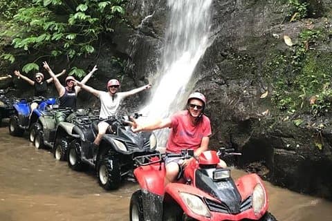 Tour in quad di Ubud ATV con tunnel e cascata