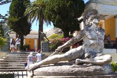 Palazzo Achilleion e città di Corfù
