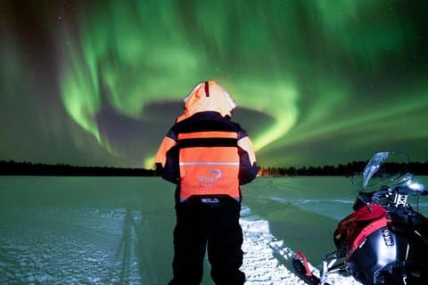 Snescootersafari for at søge efter nordlyset
