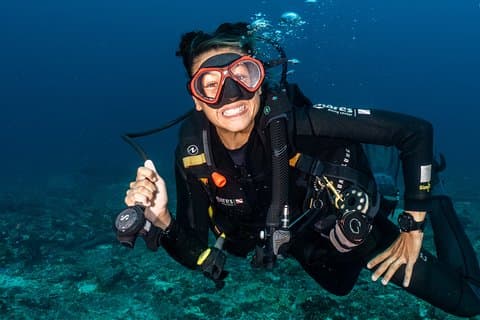 ヌサレンボンガンの5つの楽しいダイビング（認定ダイバー向け）-モラモラと一緒に泳ぐ