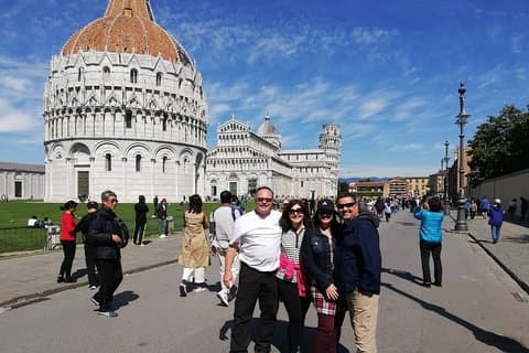 Pisa y Lucca Almuerzo y degustación de vinos incluidos desde Florencia