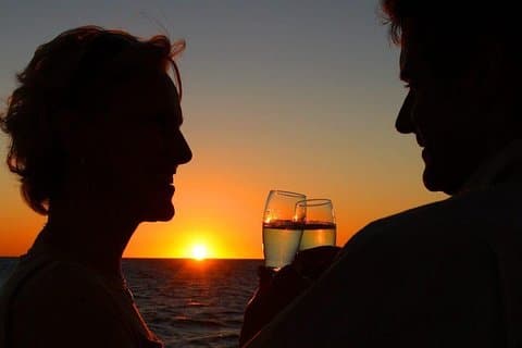 Croisière privée de 2h en yacht au coucher du soleil depuis la marina d'Albufeira