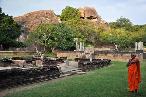 Dagsresa från Anuradhapura till Haththikuchchi & Yapahuwa - Heritage Tour