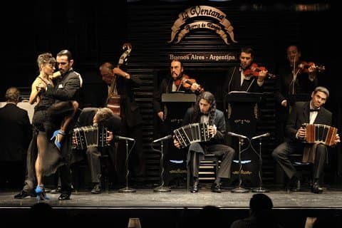 Show de tango La Ventana com traslado opcional em ônibus clássico