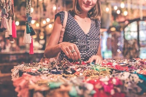 Lokal gatubutikstur i Delhi
