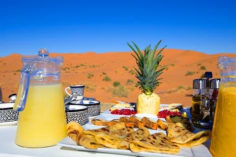 Merzouga: overnachting in Royal Desert Camp met kameelrit, maaltijden en sandboarden