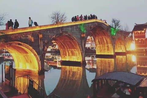 Shanghai privat layover-tur i Zhujiajiao gamle bydel, Bund og Xintiandi