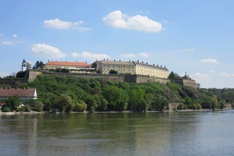 Novi Sad och Sremski Karlovci vintur från Belgrad