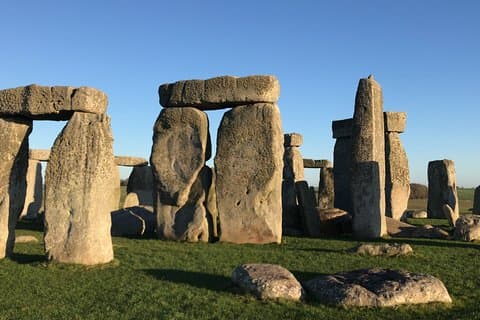 Full-Day Private Tour to Salisbury, Stonehenge and Woodhenge