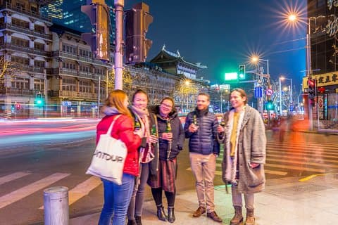Shanghai di notte: tour gastronomico privato di 3 ore serali, bevande incluse