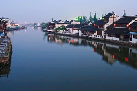 Tour privado de 1 día a Zhujiajiao Water Town, el Bund y el World Financial Center