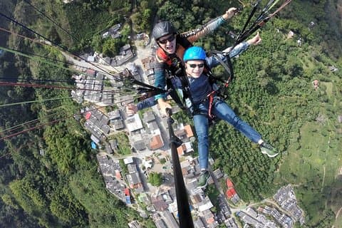 メデジン上空を飛行するパラグライダー