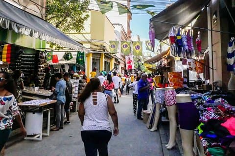 Shopping guidato al mercato delle pulci di Saara con trasferimento