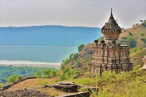 A Day Tour: Lonar Crator Lake met betoverende uitzichten