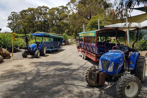 Tour de trator para grupos pequenos em Rayners Orchard saindo de Melbourne