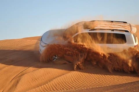 Safari nel deserto delle dune rosse del mattino