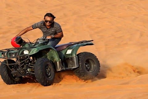Safari nel deserto delle dune rosse del mattino con quad