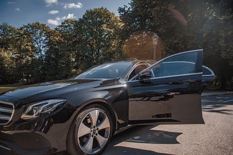 Privat transfer från BRU flygplats till Brygge med lyxig limousin 3 pax