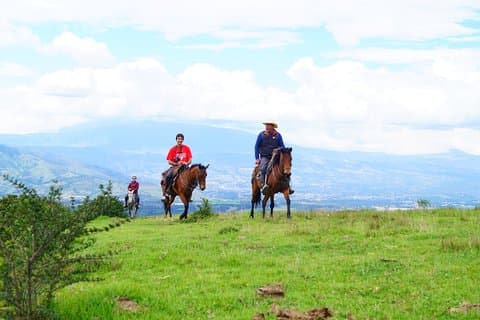 Equitazione e Rosefarm da Quito 2 giorni / 1 notte (viaggio PRIVATO)