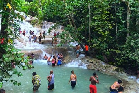Dunns River Falls plus River Tubing Adventure på Rio Bueno Private Tour