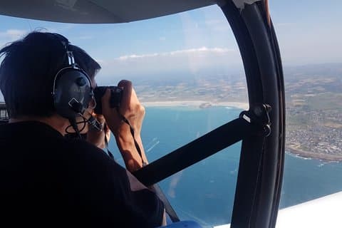 Vola sopra la costa sacra della Normandia a bordo di un aereo privato