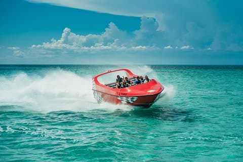 Lancha motora privada en Isla Pasión con brunch