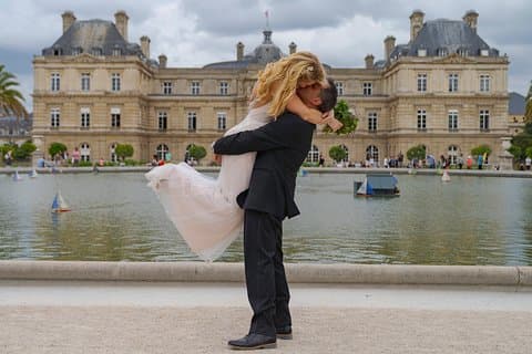 Ceremonia de Renovación de los Votos de Boda en el Jardín de Luxemburgo en París con sesión de fotos