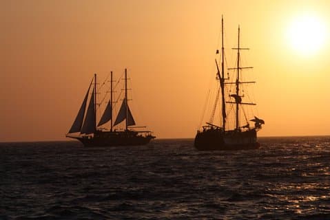 Croisière au coucher de soleil volcanique à Santorin
