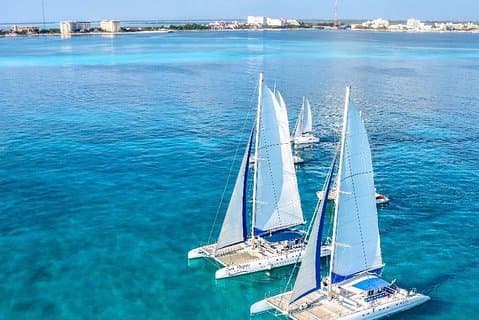 Excursion d'une journée en catamaran à Isla Mujeres au départ de Cancun avec déjeuner