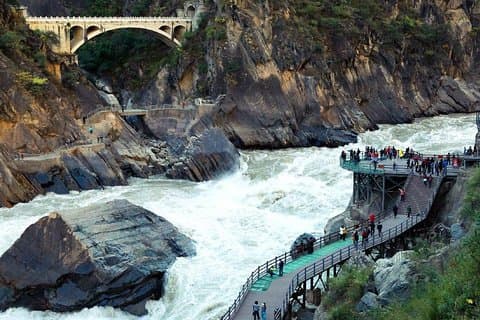 Privat dagstur Tiger Leaping Gorge og Black Dragon Pond fra Lijiang