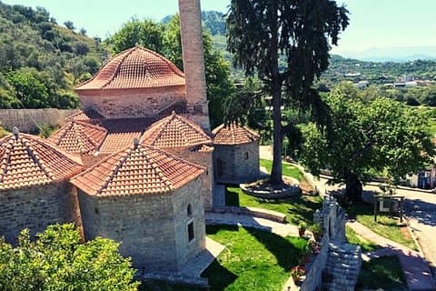 Visita la mezquita de Gjin Aleksi y el complejo islámico de Xhermehalla
