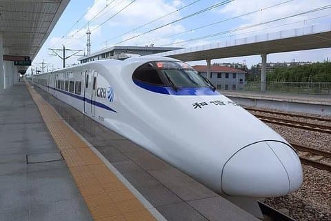 Transfer mit privater Abfahrt: City Hotel zu einem beliebigen Bahnhof in Chengdu