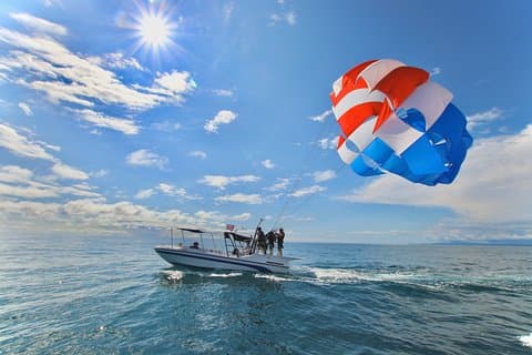 Parasailing in barca con Aguas Azules