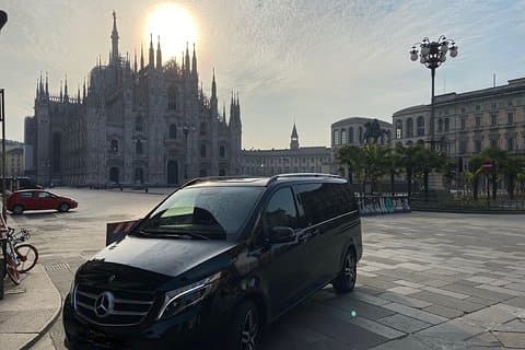 Flughafen Malpensa: Privater Transfer von/nach Mailand mit V-Klass