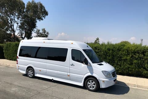 Transfert privé de l'aéroport de Larnaca à Polis en minibus