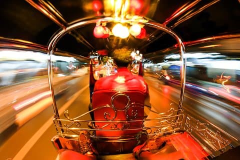 Bangkok Experience Under Moonshine av Tuk Tuk