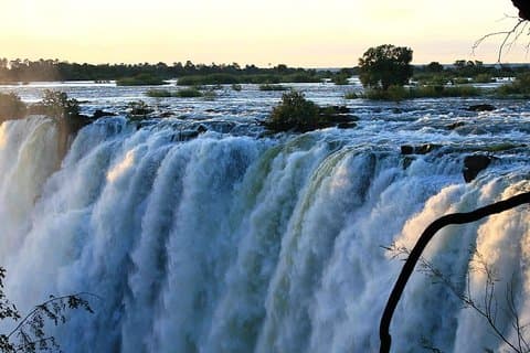 Tour di 2 giorni con Victoria Falls e Zambezi Park con sistemazione