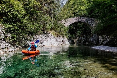 PACK-RAFT tur ned ad stryk fra Soča-floden