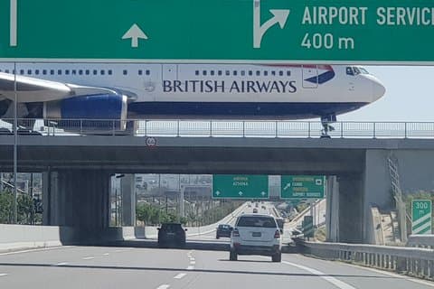 メルセデスベンツEクラスワゴンによるアテネ空港市内中心部へのプライベートトランスファー