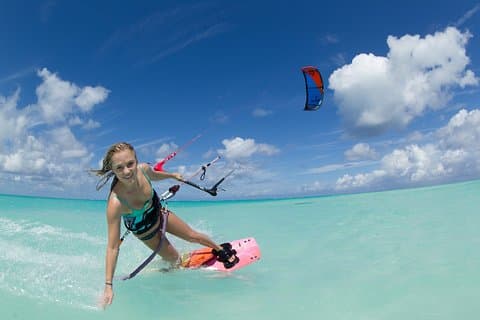 Long Bay Beachの中級クラスまたはプライベートカイトボーディングレッスン